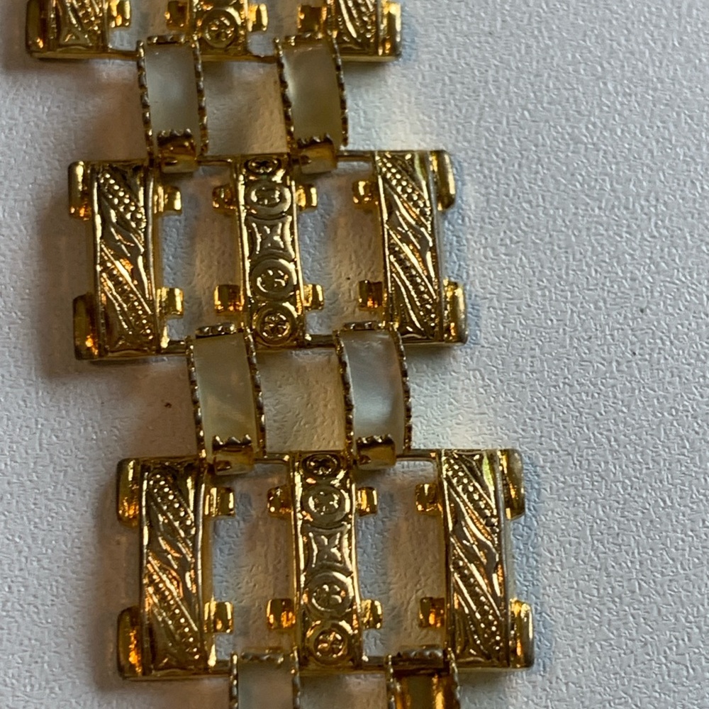 Vintage Elegant Gold and Cream Bracelet - Picture 6 of 9